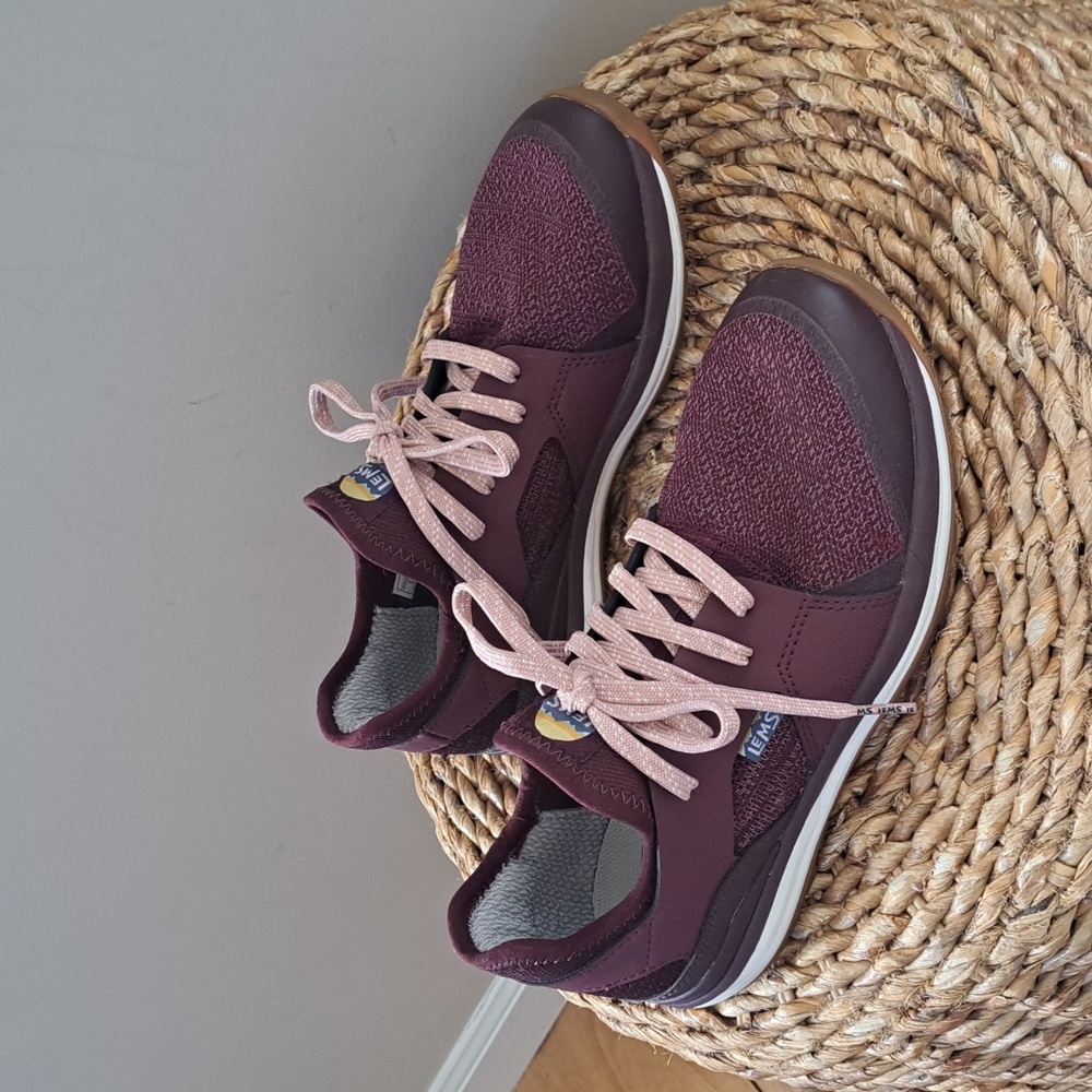 NWOT Lems Womens Mesa Trail/Hiking/Outdoor Sneakers Wine/Burgundy Sz. 9
